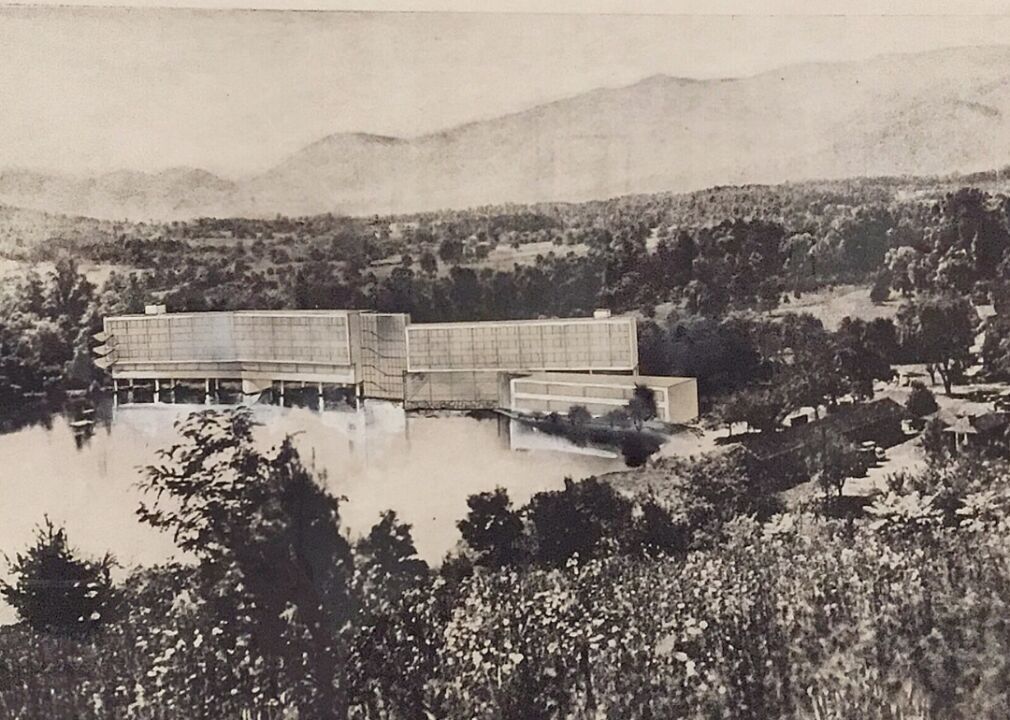 1933: Black Mountain College opens in Asheville
